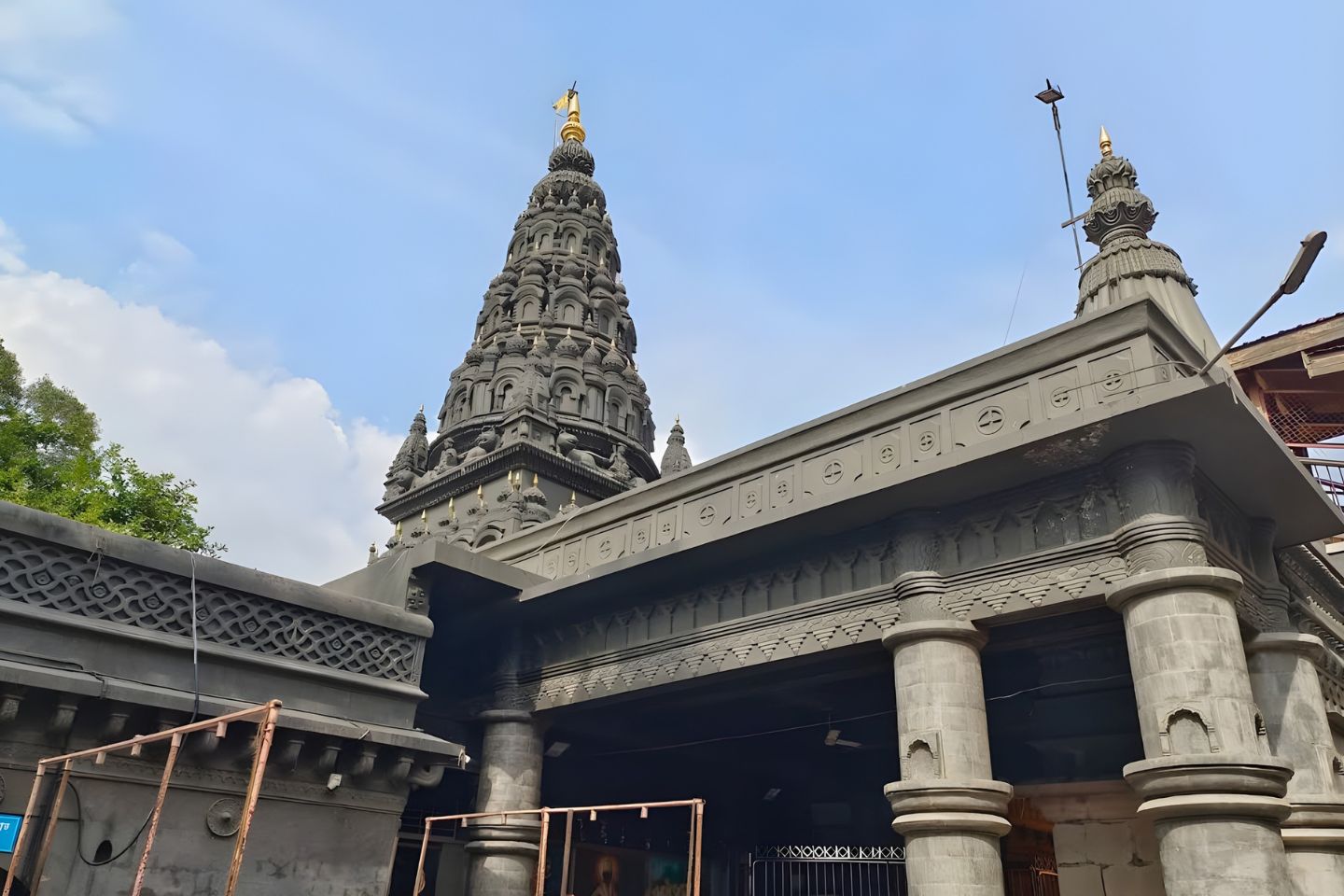 Shree Sant Dnyaneshwar Maharaj Samadhi Mandir Pune